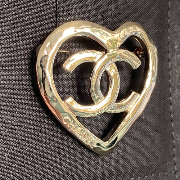 CHANEL 2022P GOLDEN TONE HEART METAL BROOCH WITH CC LOGO - Picture 2 of 16